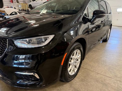Certified 2023 Chrysler Pacifica Touring-L FWD image 36