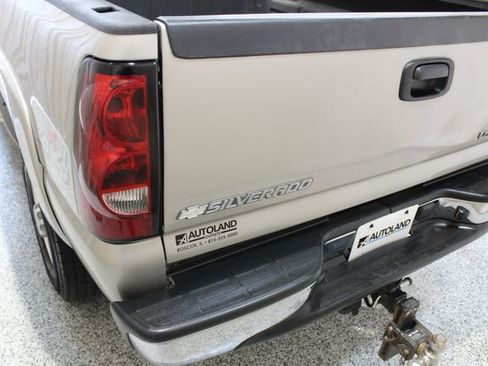 Used 2004 Chevrolet Silverado 2500 LS w/ Heavy-Duty Power Package image 12