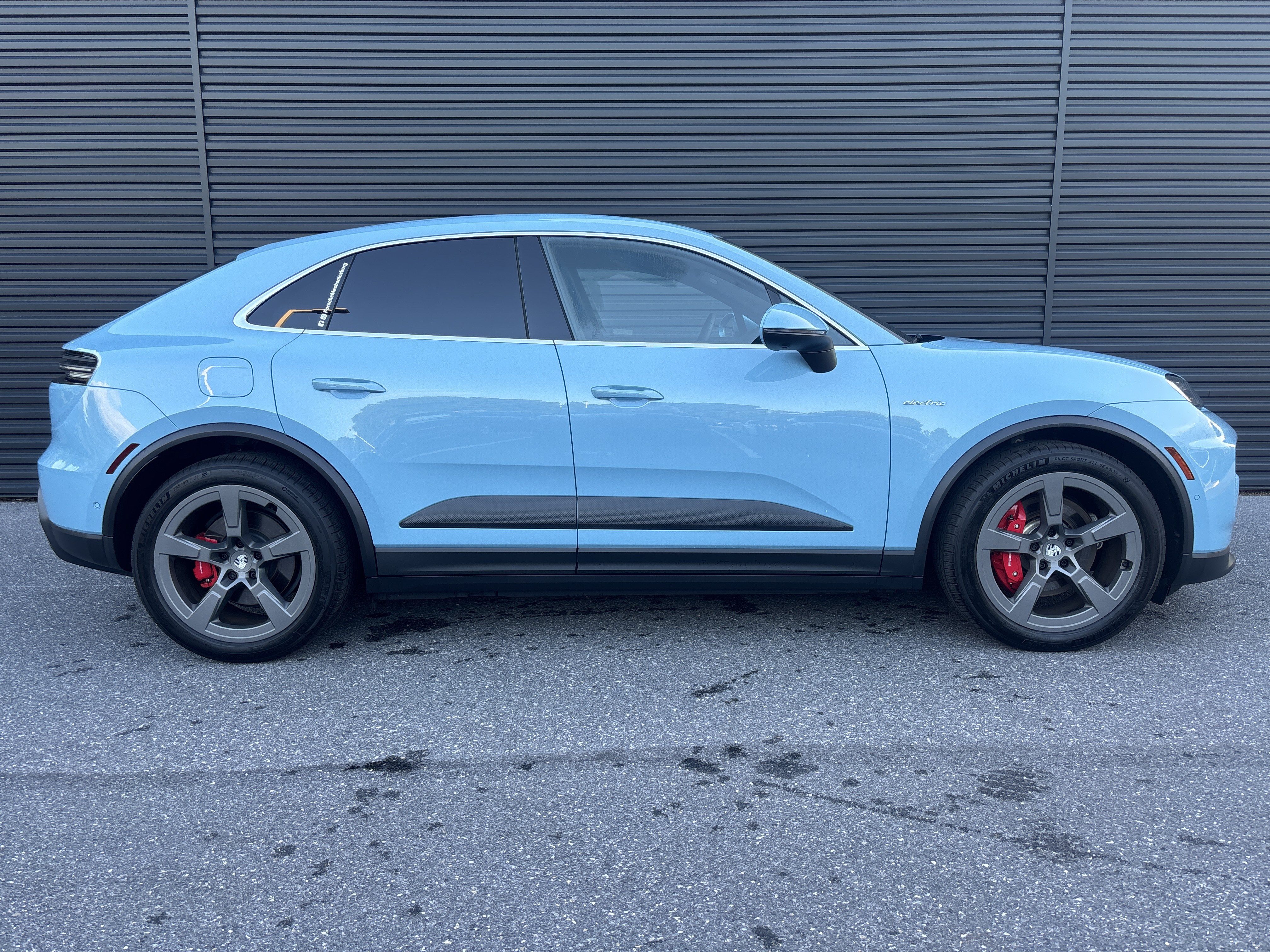 Certified 2025 Porsche Macan 4S Electric AWD/4WD image 7
