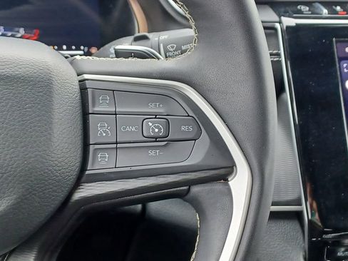 Used 2023 Jeep Grand Cherokee Altitude AWD/4WD image 19