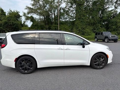 Used 2025 Chrysler Pacifica Limited FWD image 10