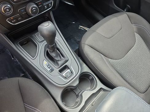 Used 2019 Jeep Cherokee Latitude w/ Cold Weather Group FWD image 23