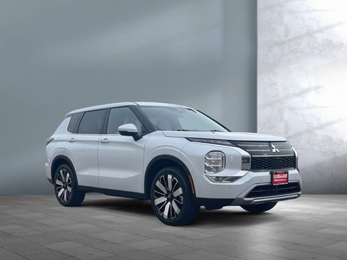 Used 2025 Mitsubishi Outlander SE image 8