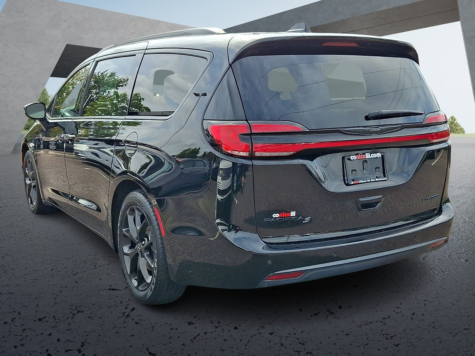 Used 2025 Chrysler Pacifica Limited FWD image 4