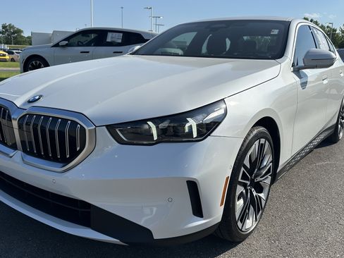 Certified 2024 BMW 530i xDrive w/ Premium Package AWD/4WD image 5