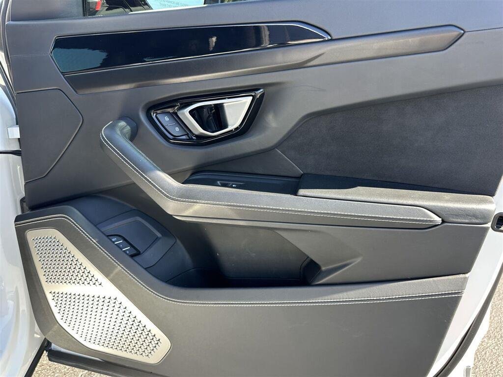 Used 2021 Lamborghini Urus AWD/4WD image 19