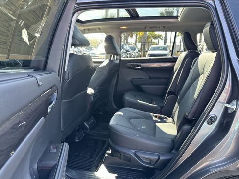 Used 2025 Toyota Highlander Platinum image 26