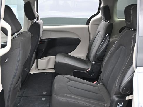Used 2023 Chrysler Voyager LX image 33