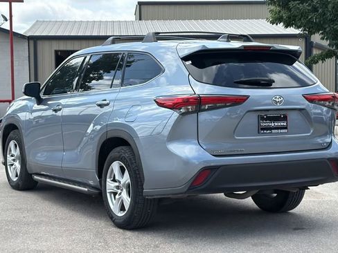 Used 2022 Toyota Highlander LE FWD image 9