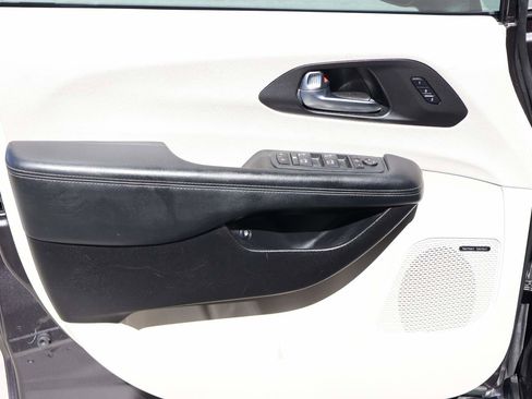 Used 2020 Chrysler Pacifica Limited w/ Advanced Safetytec Group FWD image 7