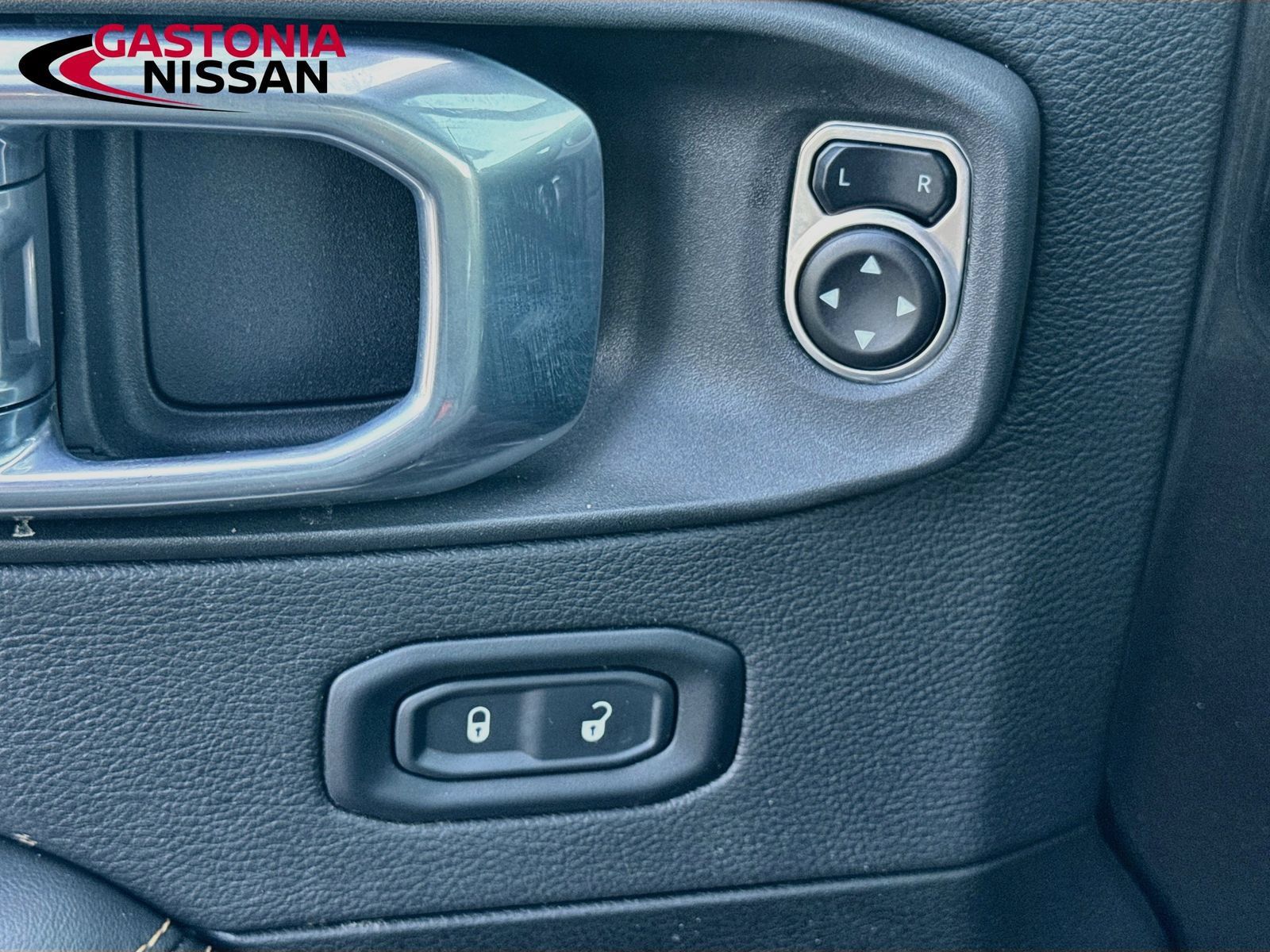 Used 2025 Jeep Wrangler Unlimited Sahara AWD/4WD image 23