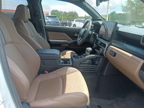 Used 2025 Toyota 4Runner Limited AWD/4WD image 32