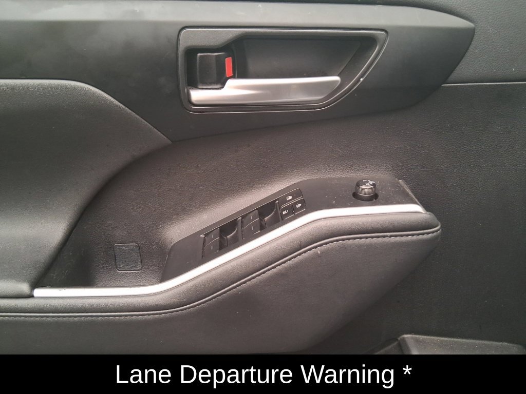Used 2024 Toyota Highlander XLE AWD/4WD image 14