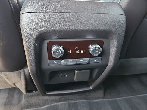 Used 2025 GMC Acadia Elevation w/ Elevation Premium Package FWD image 9