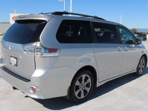 Used 2019 Toyota Sienna SE w/ SE Preferred Package AWD/4WD image 3