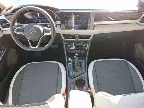 Certified 2025 Volkswagen Taos SE w/ Panoramic Sunroof Package image 15