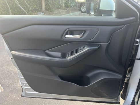 Used 2025 Nissan Rogue SV image 18