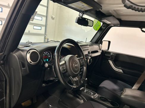 Used 2018 Jeep Wrangler Unlimited Sahara w/ Connectivity Group AWD/4WD image 17