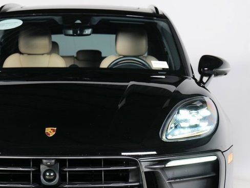 Certified 2025 Porsche Macan image 30