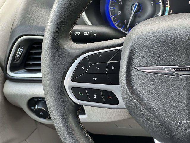Used 2023 Chrysler Pacifica Touring-L FWD image 23