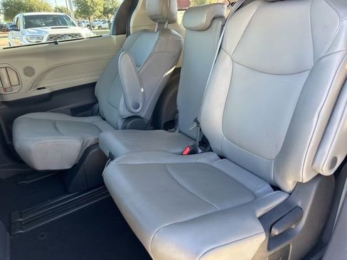Used 2022 Toyota Sienna XLE image 10