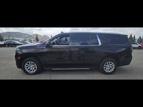 Used 2024 Chevrolet Suburban LT w/ Luxury Package RWD image 6