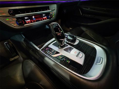 Used 2022 BMW 740i w/ M Sport Package RWD image 15