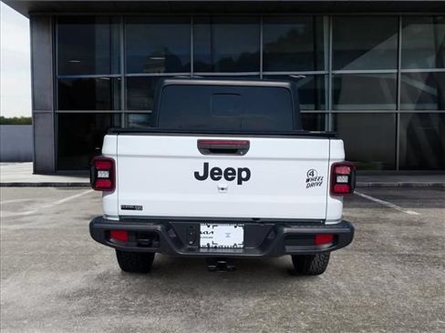 Used 2024 Jeep Gladiator Sport AWD/4WD image 6