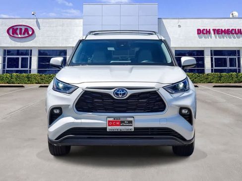 Used 2022 Toyota Highlander XLE FWD image 2