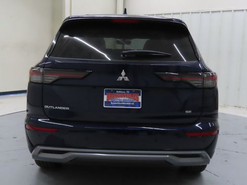 New 2025 Mitsubishi Outlander SE image 4