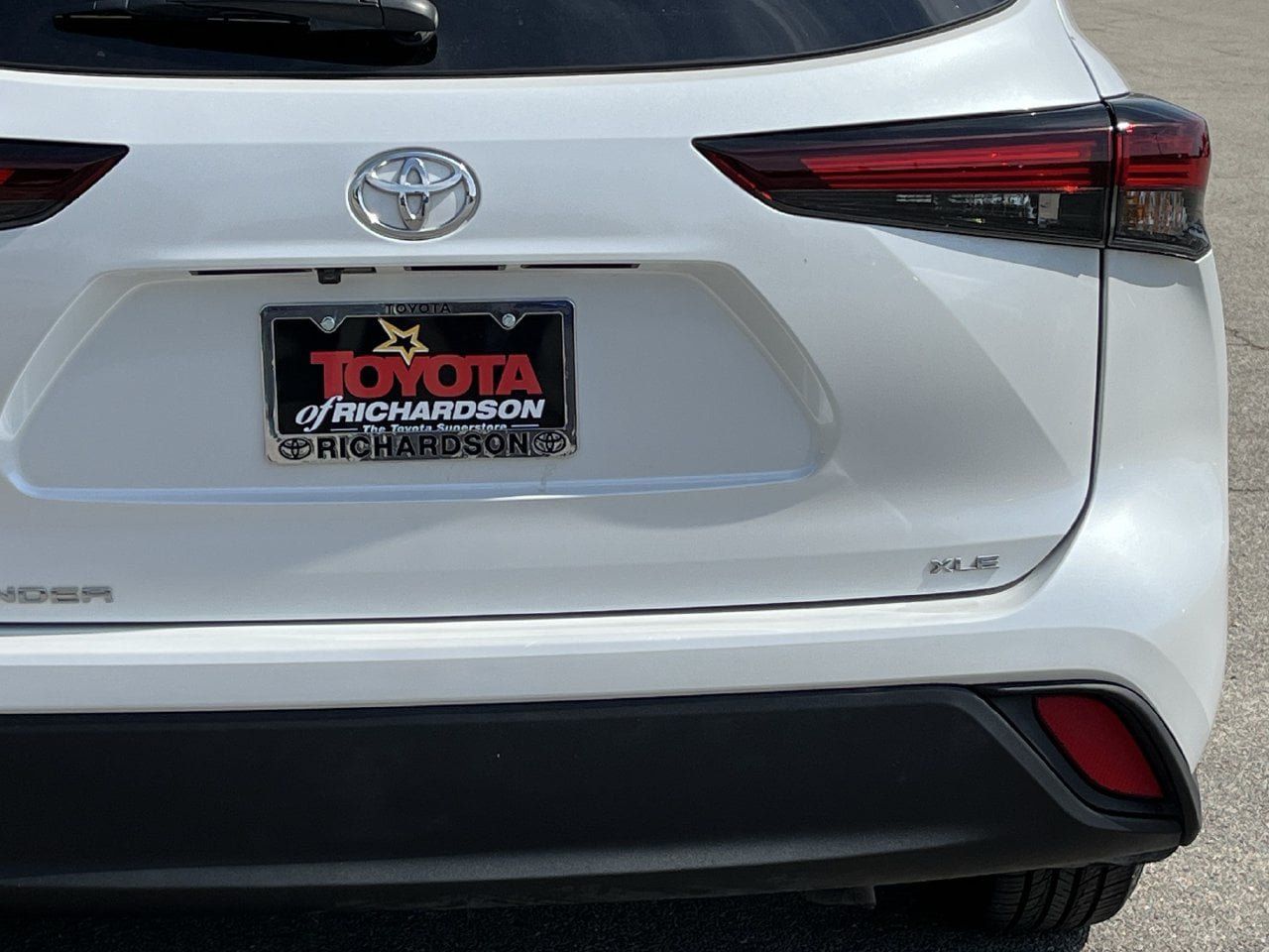 Used 2024 Toyota Highlander XLE FWD image 6