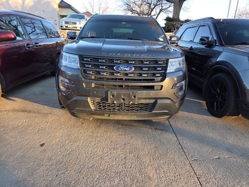 Used 2017 Ford Explorer XLT w/ Equipment Group 202A image 2