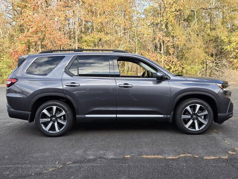 New 2025 Honda Pilot Touring image 2
