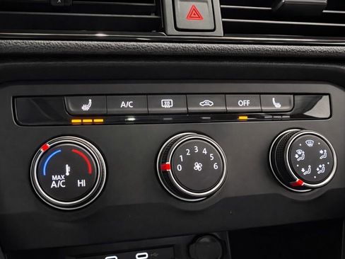 Used 2022 Volkswagen Taos SE image 22