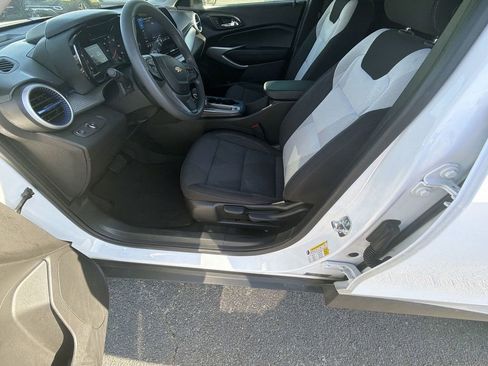 Used 2025 Chevrolet Trax LS w/ LS Convenience Package FWD image 12