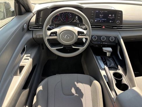 Used 2023 Hyundai Elantra SE w/ Preferred Accessory Package FWD image 13