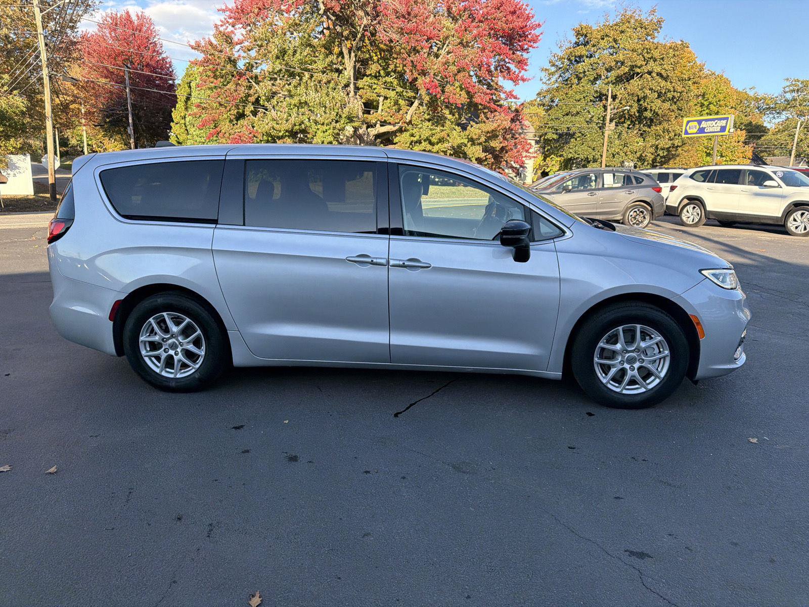 Used 2024 Chrysler Pacifica Touring-L FWD image 6