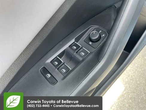 Used 2025 Volkswagen Jetta SE FWD image 19