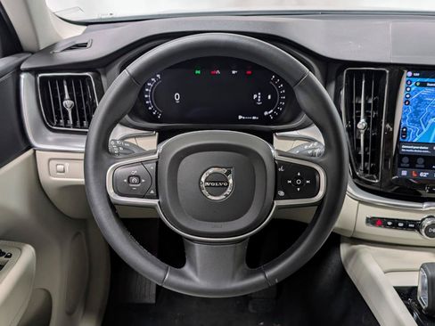 Used 2022 Volvo XC60 B5 Momentum AWD/4WD image 29