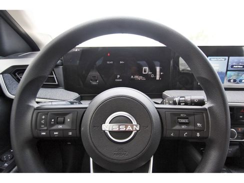 Used 2025 Nissan Kicks SV w/ Charging Package image 9