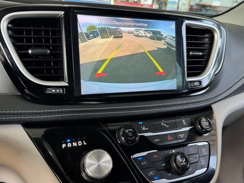 Used 2024 Chrysler Pacifica Limited FWD image 12