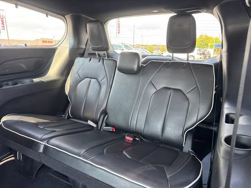 Used 2025 Chrysler Pacifica Limited FWD image 12