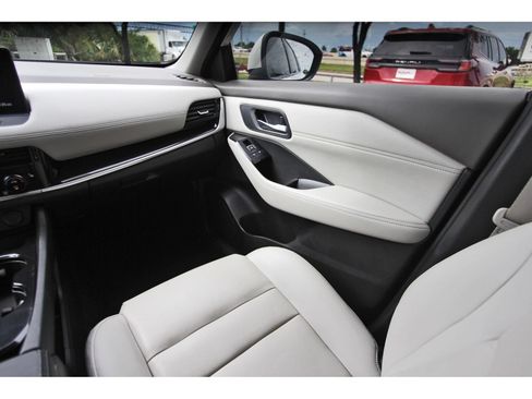 Used 2024 Nissan Rogue SL FWD image 10