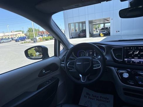 Used 2022 Chrysler Pacifica Touring-L FWD image 32
