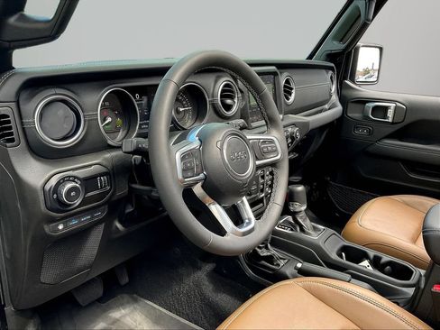 Used 2023 Jeep Wrangler Unlimited Sahara w/ Cold Weather Group AWD/4WD image 18