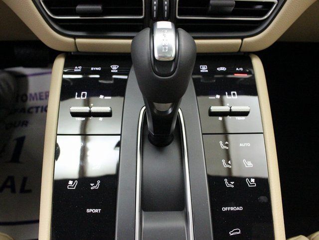 Used 2024 Porsche Macan AWD/4WD image 35