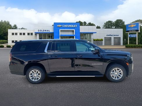 Used 2024 Chevrolet Suburban LT AWD/4WD image 3