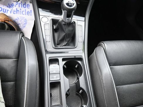 Used 2018 Volkswagen Golf R 4-Door AWD/4WD image 17