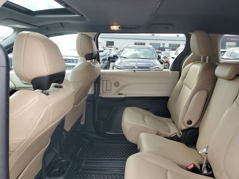 Used 2024 Toyota Sienna LE FWD image 10