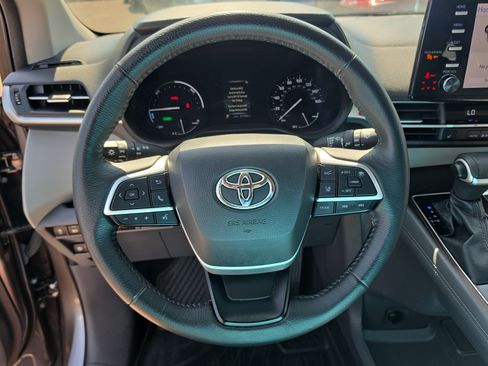 Used 2022 Toyota Sienna XLE FWD image 30